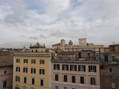 Techo de la casa de roma y cúpula de la iglesia panorama de la vista de