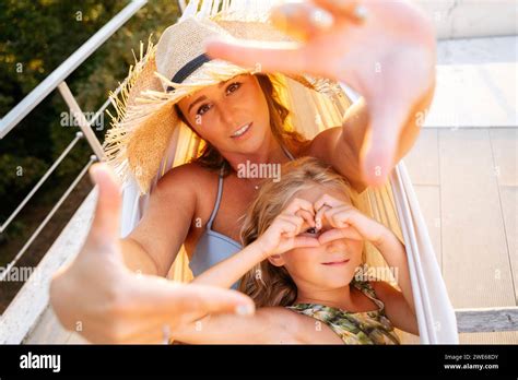 Mutter tochter mädchen bikini Fotos und Bildmaterial in hoher Auflösung Alamy