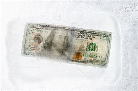 Nuevo Billete De 100 Congelado Bajo Una Capa De Hielo El Concepto De La