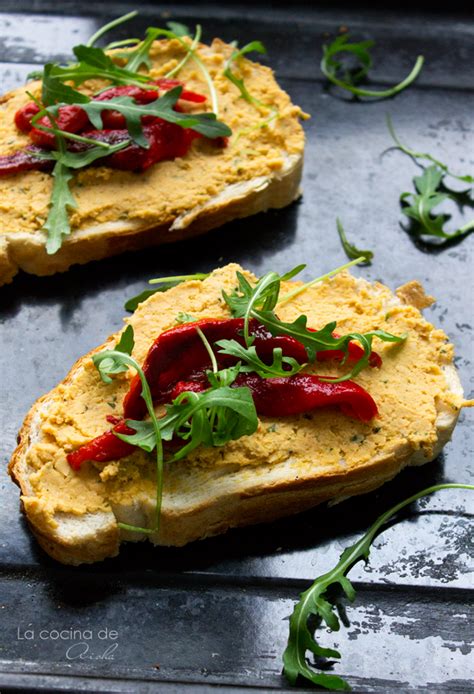 La cocina de Aisha Tosta con hummus pimiento asado y rúcula