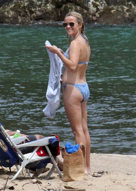 Reese Witherspoon On The Beach On Hawaii August 14 Reese Witherspoon Photo 24597759 Fanpop