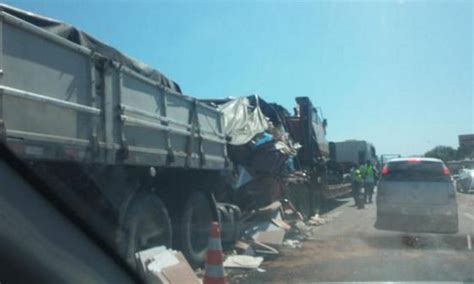 Acidente Entre Duas Carretas E Dois Carros Deixa Uma Pessoa Ferida