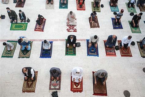 Kovid 19 gölgesinde bayram namazı Sosyal mesafe cemaati halı