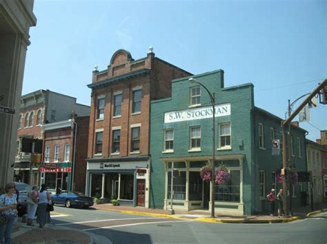 LEESBURG VIRGINIA, HISTORY AND BEAUTIFUL HOMES ALL IN ONE TOWN