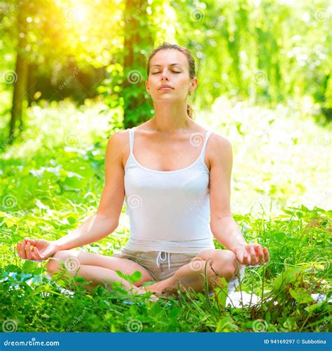 Yoga A Jovem Mulher Que Faz A Ioga Exercita Fora Imagem De Stock