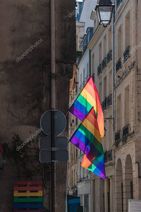 Banderas LGBTQ En La Esquina Del Antiguo Edificio De Par S Durante El