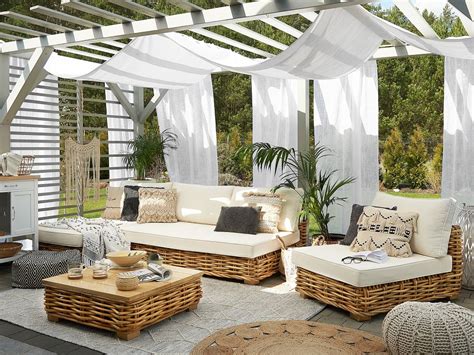 Salon De Jardin Varallo Places En Rotin Marron Et Coussins Blancs