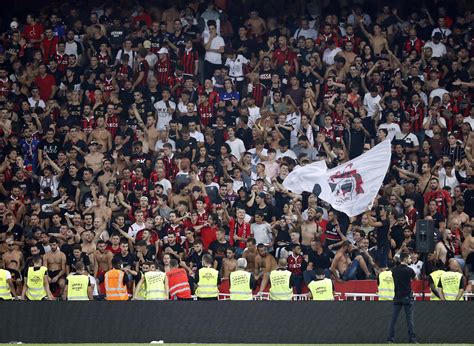 Los Hinchas Del Niza Acceden Al Campo Y Agreden A Los Jugadores Del