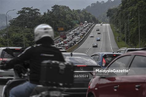 Ramai Balik Beraya Aliran Trafik Ke Pantai Timur Sesak