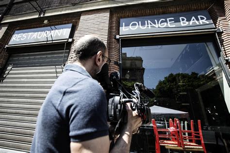 Roma Tifosi Del Milan Assaltano Bar Dopo La Finale Due Persone