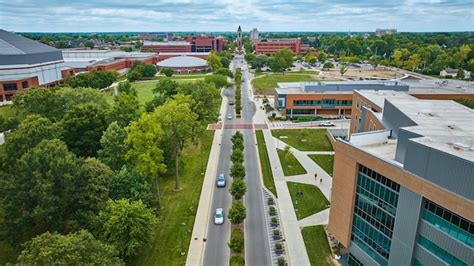 Premium Photo Main Road Leading Into Campus At Ball State University