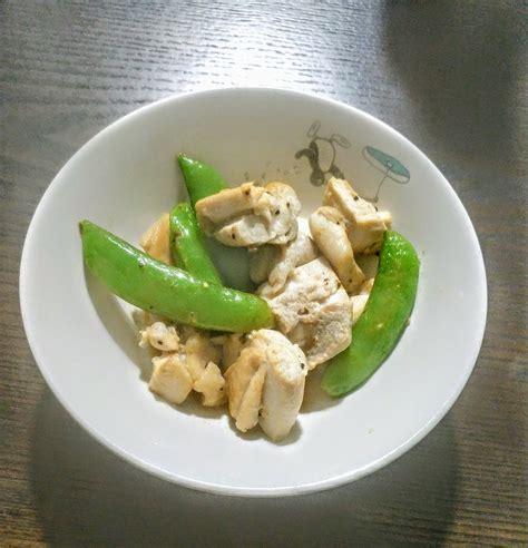 「鶏肉とスナップエンドウの塩炒めを作りました 下味ににんにくを使いましたが、仕上げは塩コショウ画像は粗挽き胡椒を使用」ワニマックスﾚｼﾋﾟ