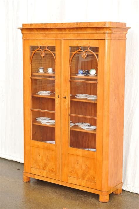 Bücherschrank Biedermeier Esche Antik im Hof antike Vitrine Esche