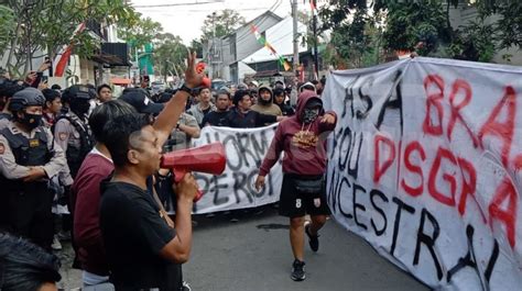 Galeri Foto Elemen Suporter Geruduk Mes Persis Solo Tuntut Pemecatan