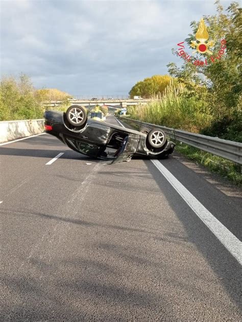 Pauroso Incidente Sulla Ss Dei Due Mari Auto Ribaltate E Due