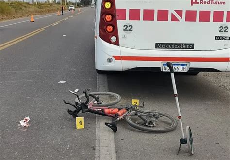 Un Ciclista Choc De Atr S A Un Colectivo De La Red Tulum En La Ruta