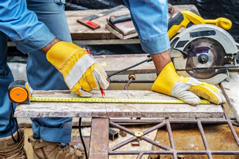 los trabajadores de la construcción están usando cintas métricas para