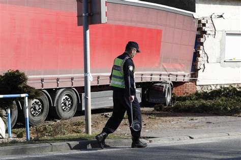 Slobodna Dalmacija Na njoj su bili blokovi jedva sam ušao u sobu