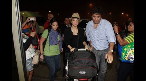 Foto Shakira foi cercada por fãs na porta do Aeroporto Tom Jobim no