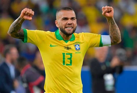 Tite Ungkap Alasan Panggil Dani Alves Ke Brasil Untuk Piala Dunia 2022