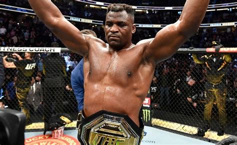 Dana White explica por que não colocou cinturão em Francis Ngannou no