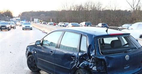 Unfall auf der B 10 führt zu langem Stau im Berufsverkehr