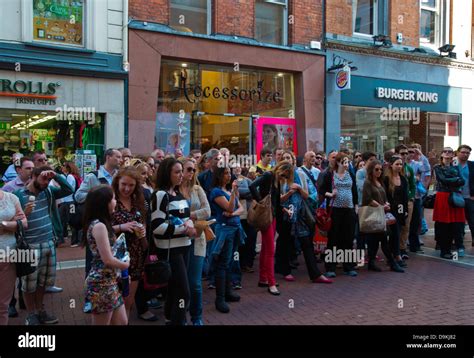 Ireland dublin grafton street buskers hi-res stock photography and ...