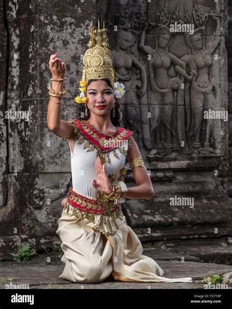 Cambodian Apsara Temple Dancer Angkor Wat Cambodia Stock Photo Alamy