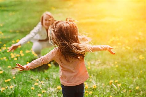 自己肯定感を高めるには子ども時代が重要！ 新しい時代を生き抜く力を育てよう｜マザーブログ知育お役立ち情報｜ラフ＆ピース マザー