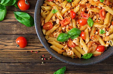 Penne Pasta I Tomatsås Med Höna Tomater Dekorerade Med Basilika