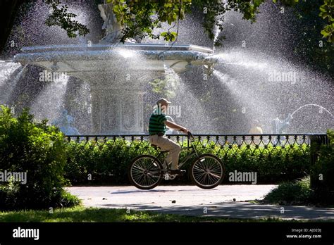 Ciclista Paseos Pasado Una Gran Fuente De Agua En Forsyth Park En El