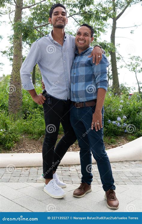 Pareja Gay De Latinos Enamorados Caminando En La Ciudad Del Concepto Gay Zapopan Jalisco Imagen