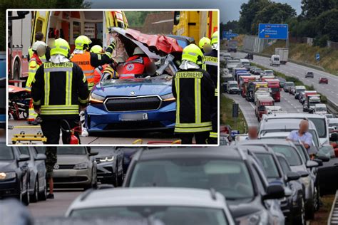 Unfall A4 E Auto Kracht Gegen Laster Mega Stau In Sachsen Bei