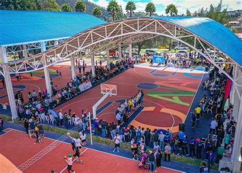 Alcaldesa de Otavalo Anabel Hermosa entregó a la ciudadanía nueva