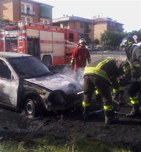 Cibeno Pile Auto Distrutta Dalle Fiamme Nel Parcheggio Della