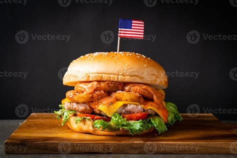 burger jumbo ou géant porc au fromage et burger de pépites frites