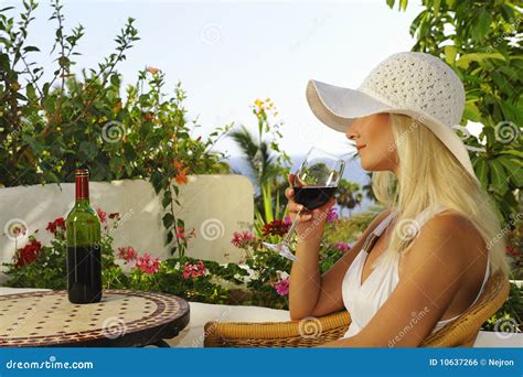 Mujer Con Un Vidrio De Vino Foto De Archivo Imagen De Muchacha