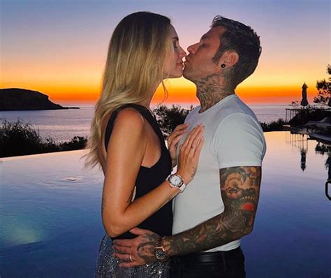 Fedez E Chiara Ferragni Il Selfie Estremo A Ibiza Scoppia La Polemica