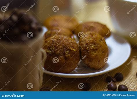 La Torta Del Pl Tano Fue Colocada En Un Plato Blanco Foto De Archivo