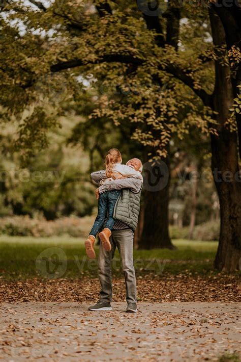 Grand P Re Passe Du Temps Avec Sa Petite Fille Dans Le Parc Le Jour De