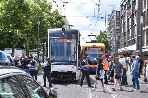 Straßenbahn Crash in Mannheim sorgt für Verkehrs Chaos