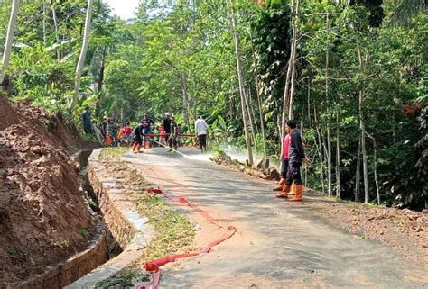 Longsor Tutup Akses Jalan Desa Pusparaja Menuju Desa Nangtang Kecamatan