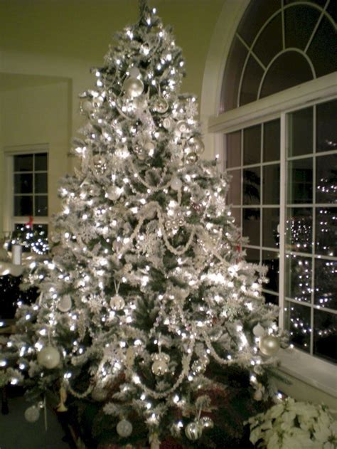 48 Stunning White Christmas Tree Ideas To Decorate Your Interior