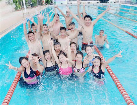 Sinh viên Thủy lợi táo bạo mặc bikini chụp ảnh kỷ yếu