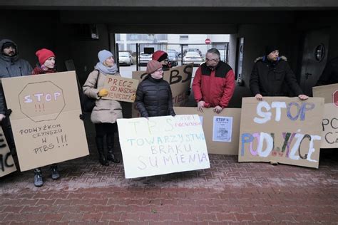 Protest mieszkańców pod siedzibą TBS w Poznaniu Czynsz jak w Dubaju