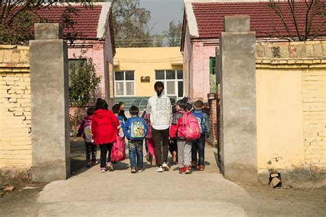 学校幸福农村乡村女教师和学生在户外高清图片下载 正版图片501960297 摄图网