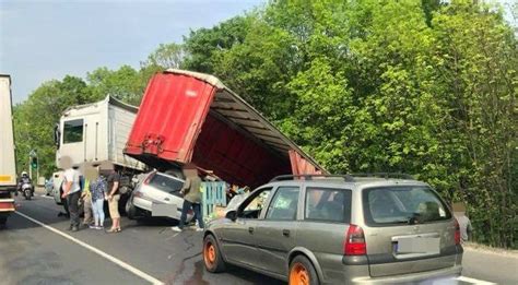 Śmiertelny wypadek na DK 86 w Tychach Opel zderzył się z ciężarówką