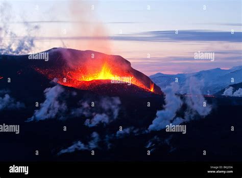 Lavafontänen bei Beginn der Vulkanausbruch Island Eyjafjallajökull in