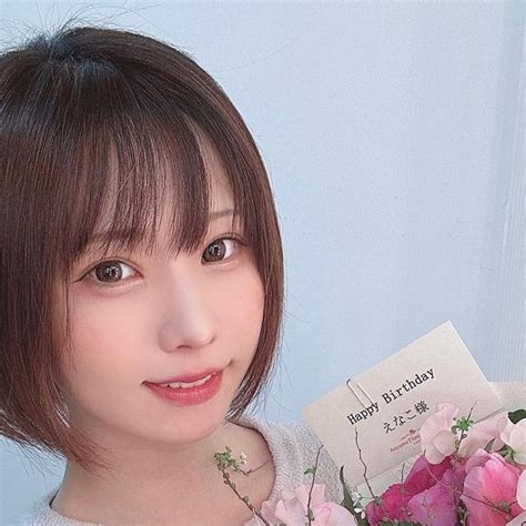 えなこenako On Instagram 撮影終わった後にスタッフさんから「もうすぐお誕生日なので」とお花もらったよ🌸