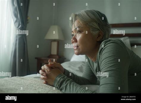 femme mature crise portrait intérieur de style de vie de femme d âge moyen avec des cheveux